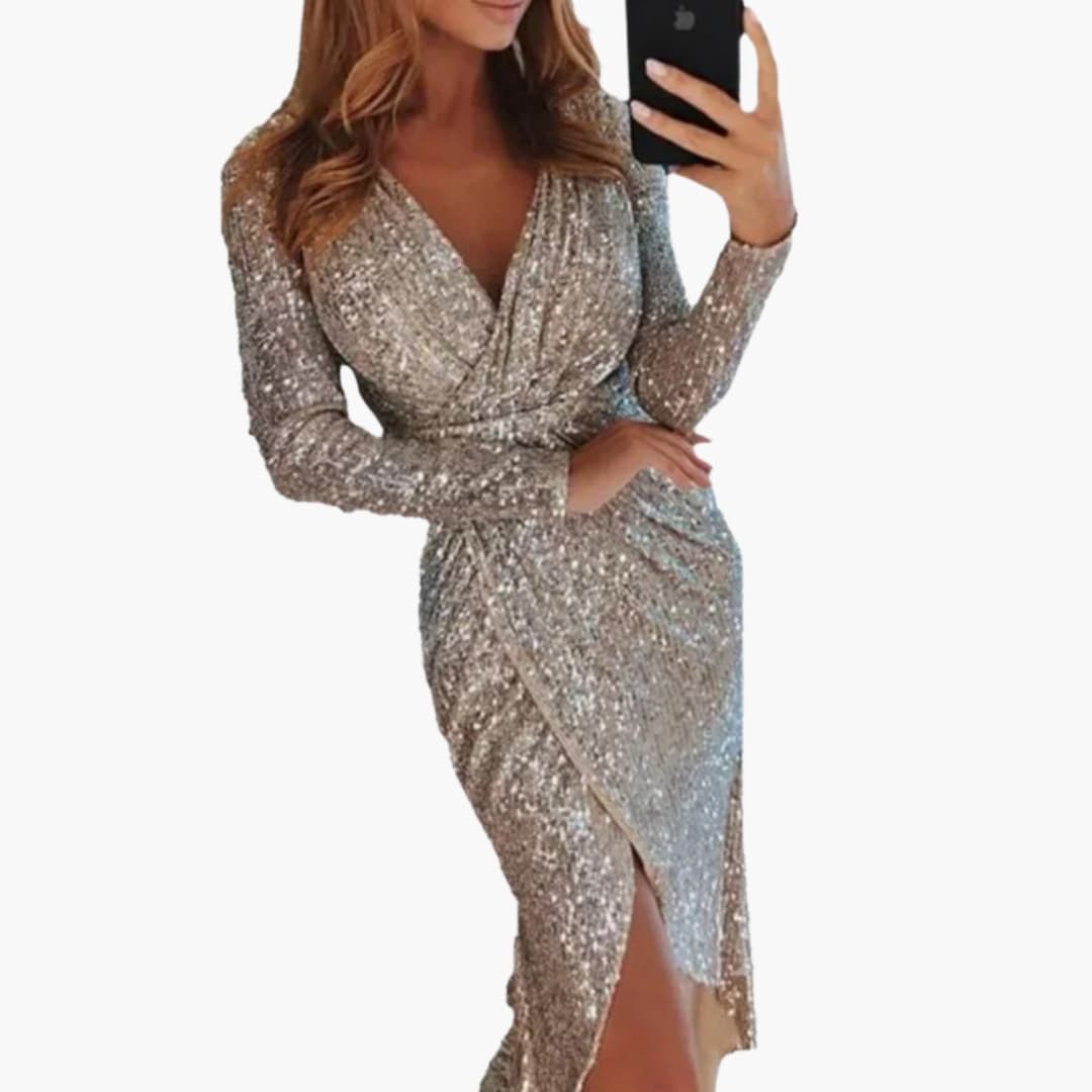 Kobieta w eleganckiej srebrnej sukience midi z cekinami i rozcięciem