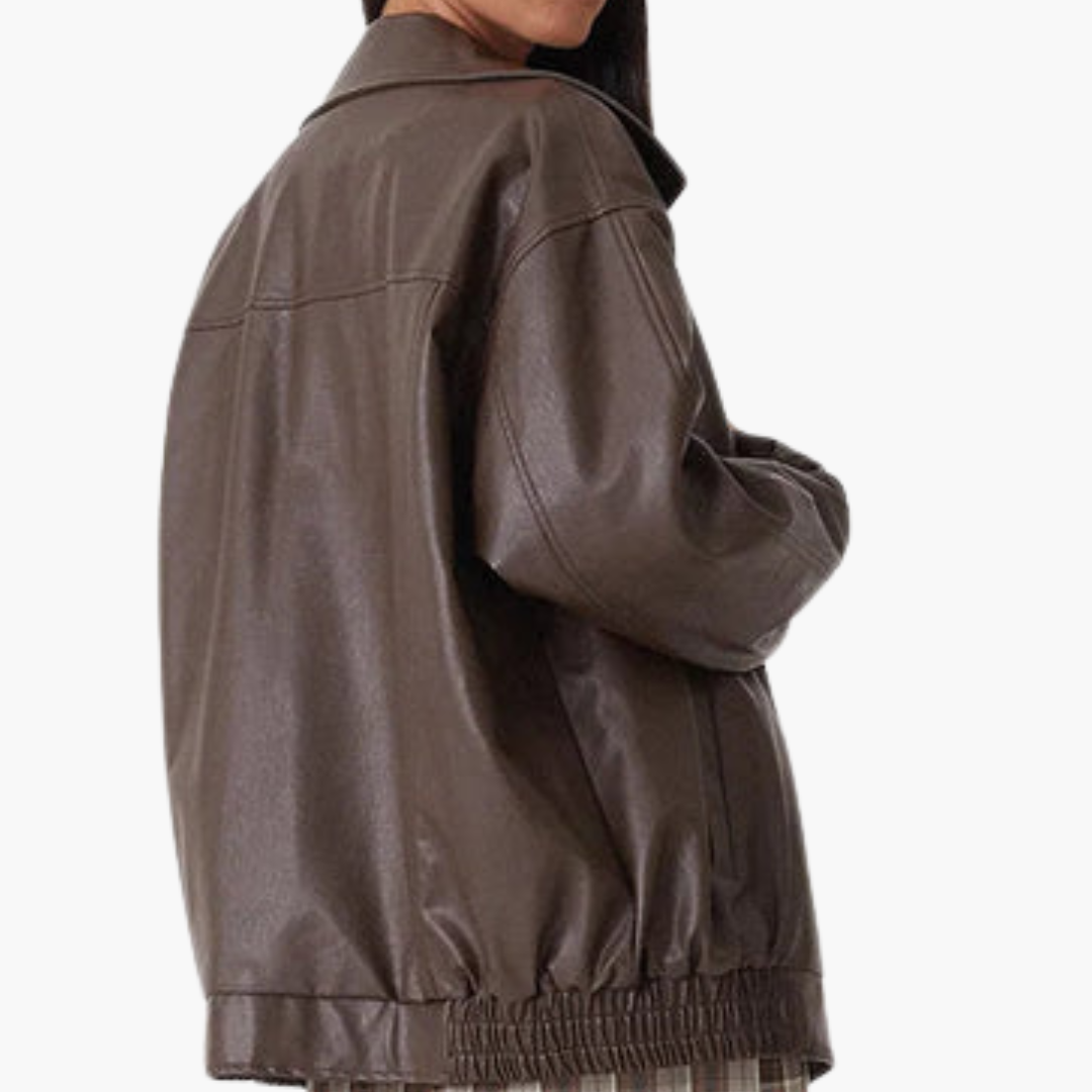 Zbliżenie na materiał i wykończenie brązowej kurtki bomber