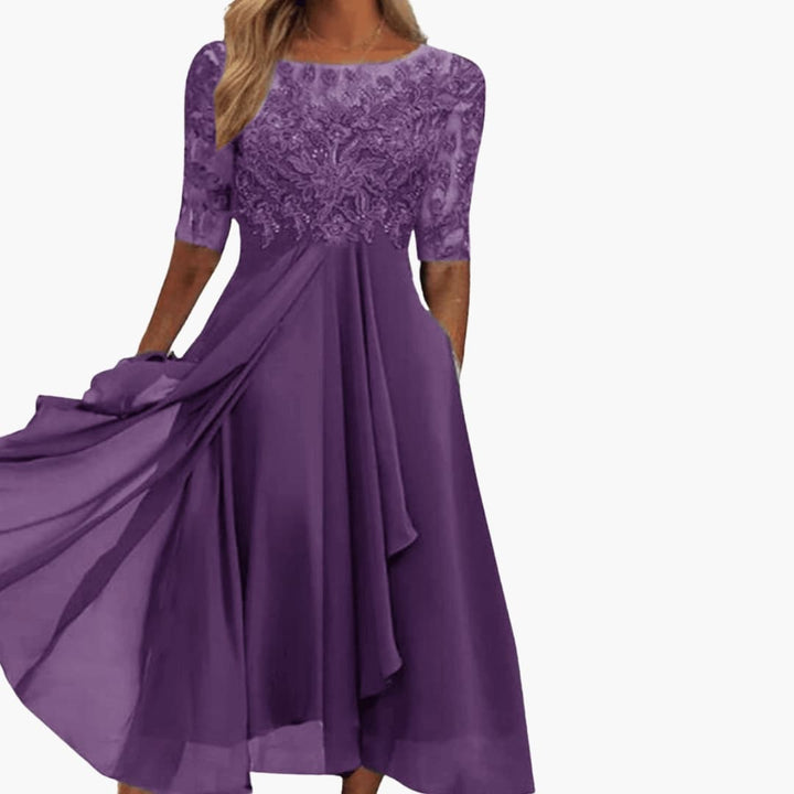 Elegancka fioletowa sukienka midi z wysokim stanem prezentowana na modelce
