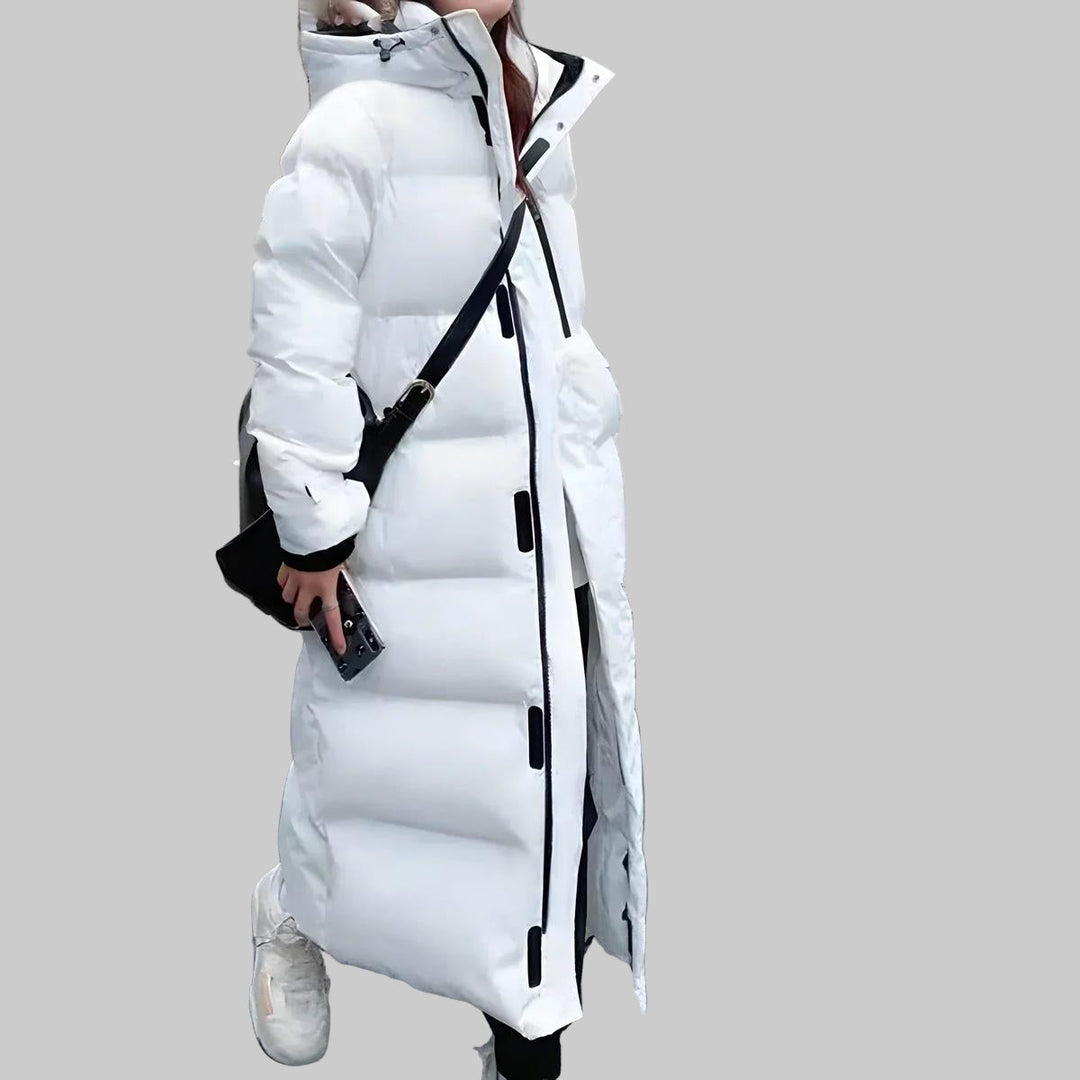 Damska długa parka zimowa w kolorze białym prezentowana na modelce