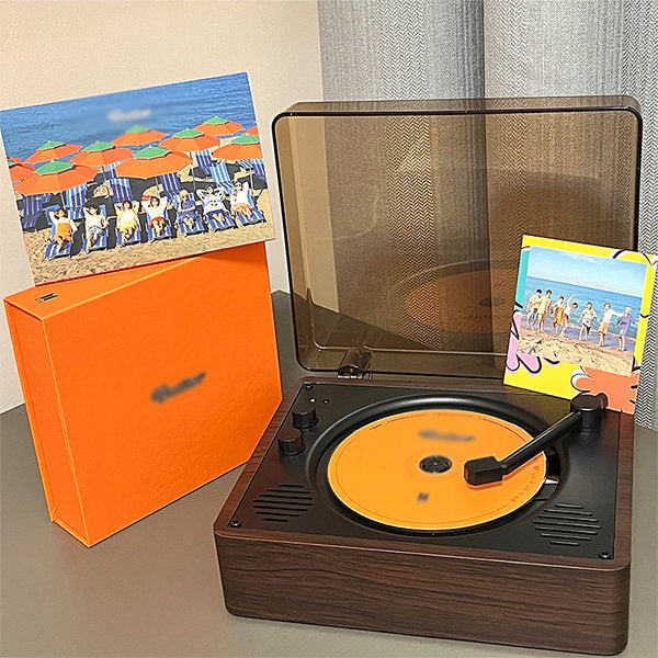 Stylowy retro odtwarzacz CD z Bluetooth z widocznymi głośnikami stereo