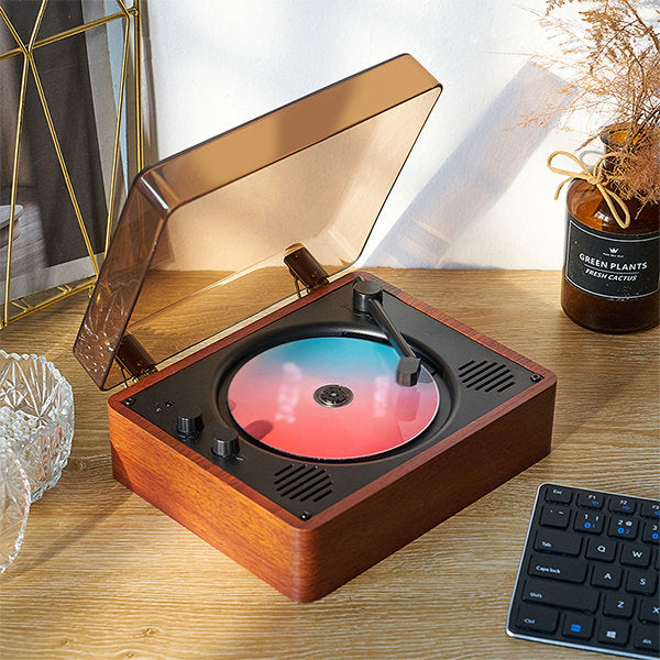 Przenośny retro odtwarzacz CD prezentujący funkcję radia FM