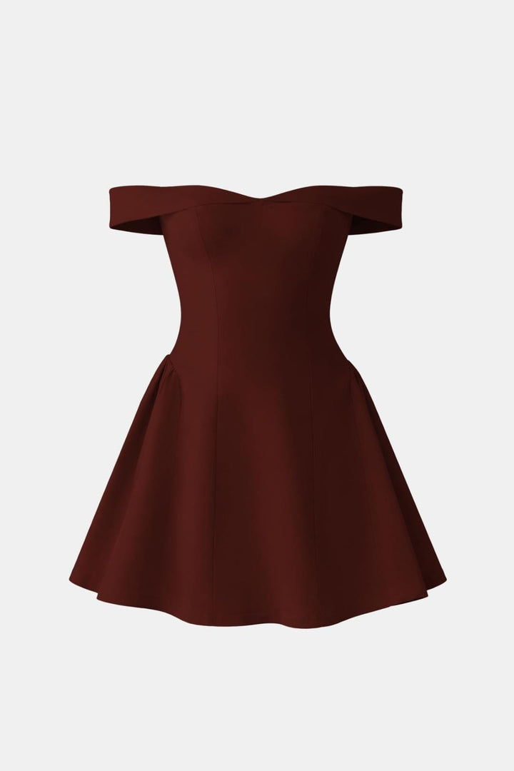 Elegancka sukienka mini z odkrytymi ramionami stylizacja