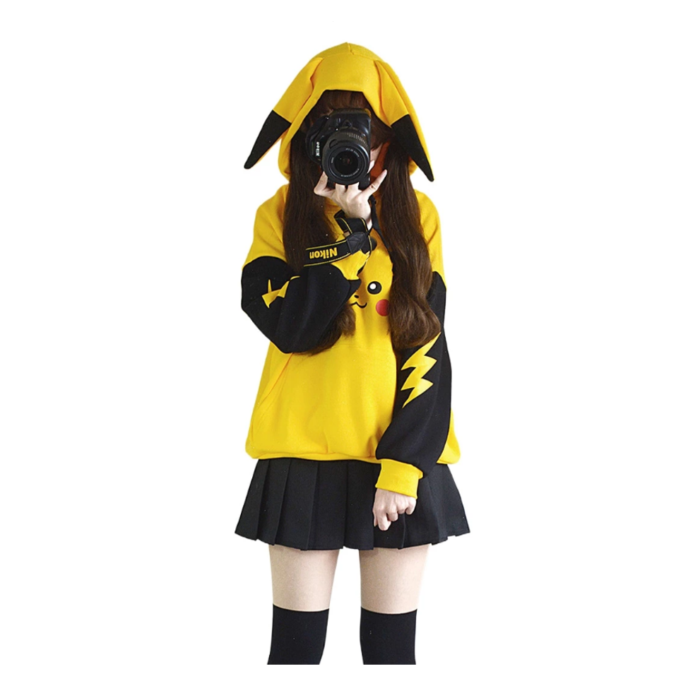 Kobieta w żółtej bluzie z kapturem i uszami Pikachu oraz czarnej spódnicy