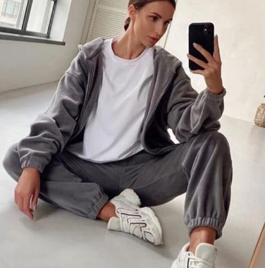 Wygodny dres damski casual, zbliżenie na fakturę welurowego materiału