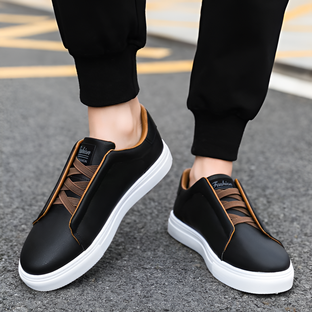 Para minimalistycznych sneakersów męskich Patryk na neutralnym tle