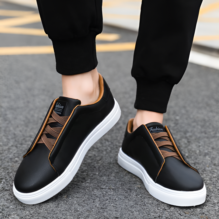 Para minimalistycznych sneakersów męskich Patryk na neutralnym tle