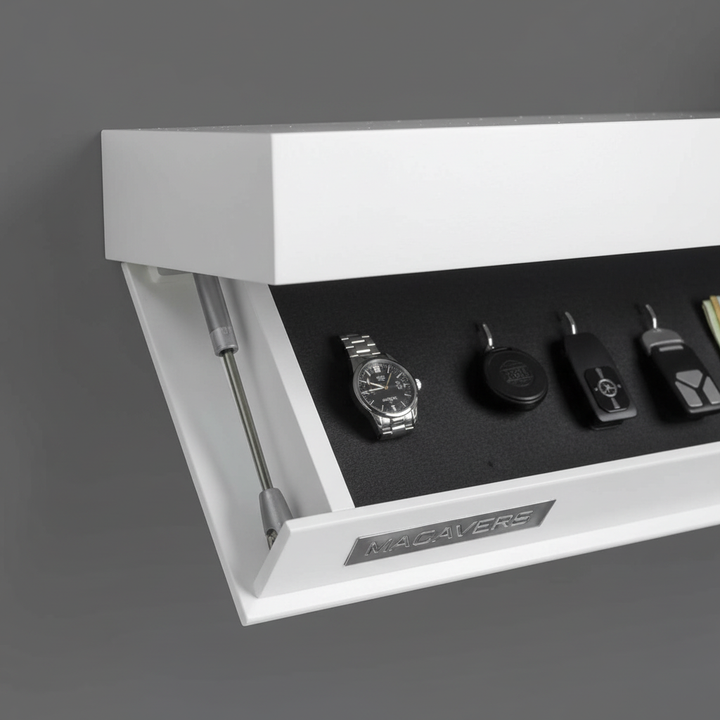 Zbliżenie na mechanizm otwierania i wnętrze białej półki ściennej FloatBox zorganizowane na klucze