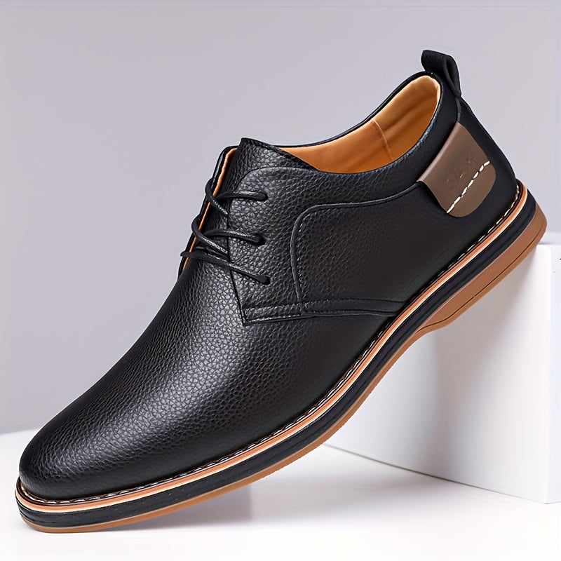 Męskie eleganckie czarne buty sznurowane na białym tle