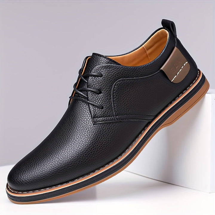 Męskie eleganckie czarne buty sznurowane na białym tle