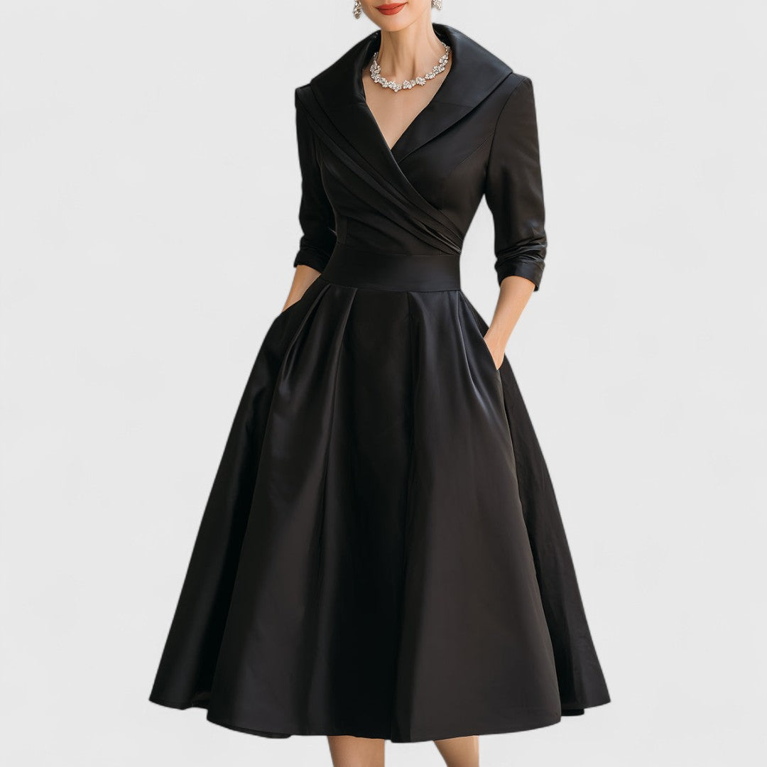 Modelka w czarnej eleganckiej sukience midi z kołnierzem