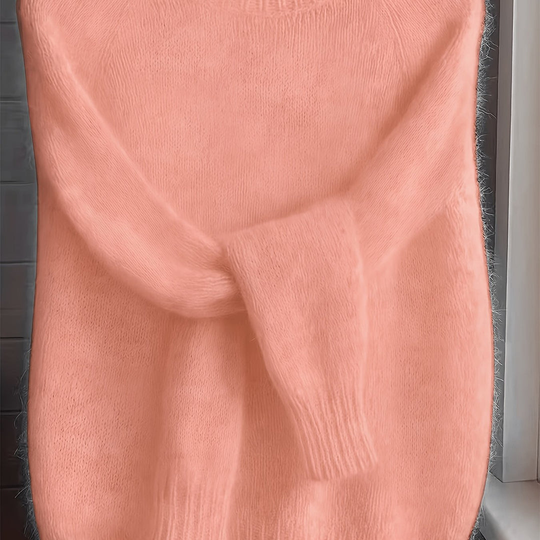 Teksturowany sweter damski pokazany w świetle dziennym