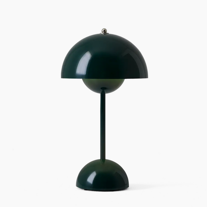 Elegancka lampa dekoracyjna LED na tle jasnej ścianki