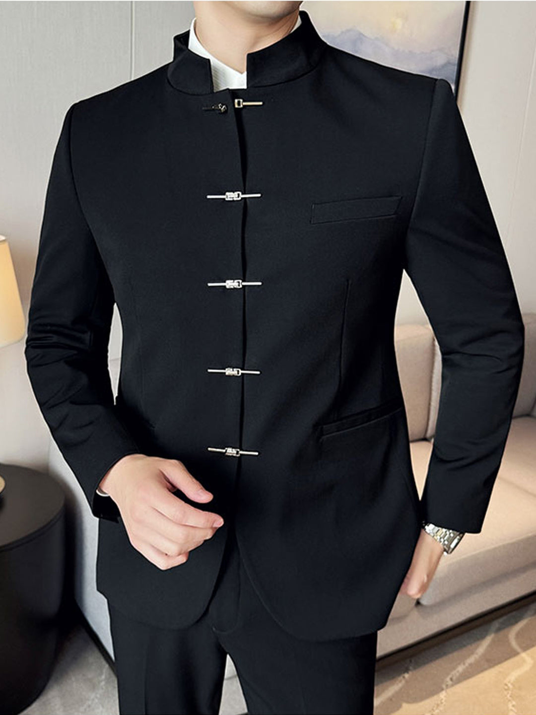 Mężczyzna w czarnej eleganckiej marynarce ze stójką Reid