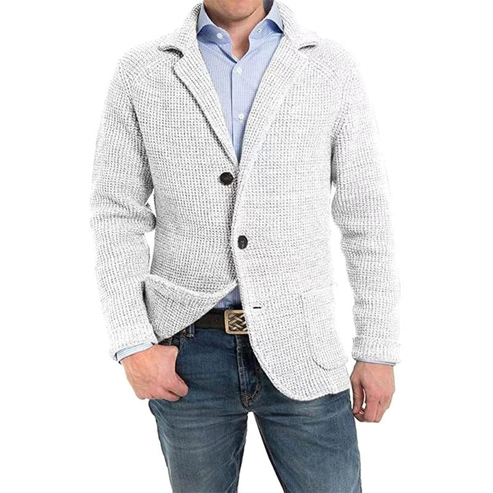 Męski elegancki kardigan z guzikami w zbliżeniu, pokazujący wysoką jakość ściegu.