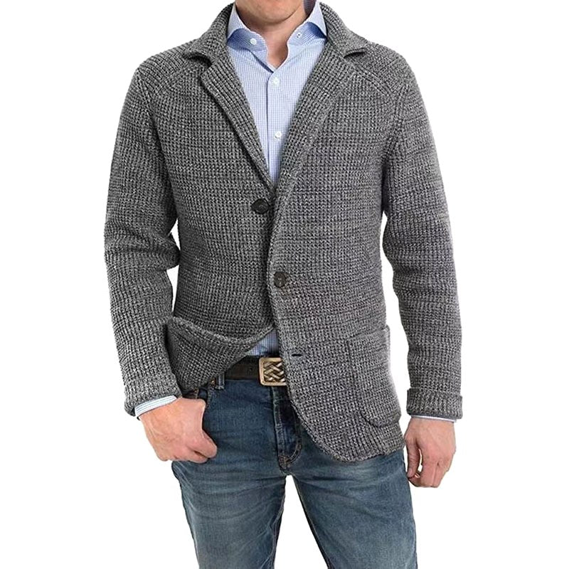 Stylowy kardigan męski w casualowym stylu zaprezentowany od tyłu.