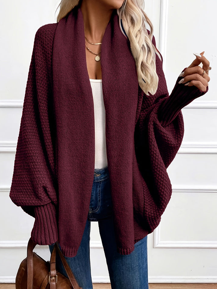 Stylowy sweter damski Odessa w jesiennej stylizacji na zewnątrz