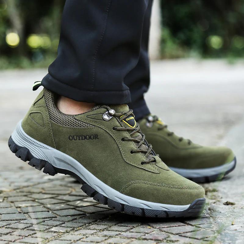 Zielone męskie buty outdoorowe na nodze w terenie