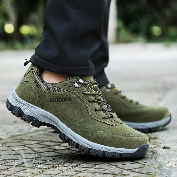 Zielone męskie buty outdoorowe na nodze w terenie