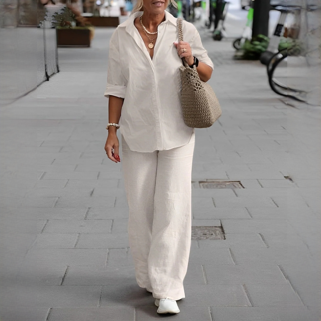 Kobieta w beżowym eleganckim zestawie spodni na spacerze w mieście