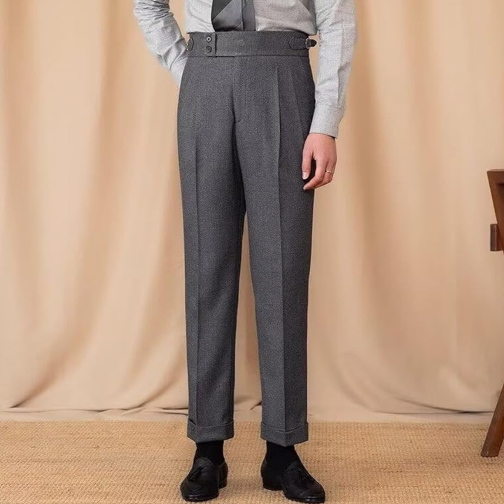 Męskie eleganckie spodnie Osbert w kolorze ciemnoszarym prezentowane na sylwetce
