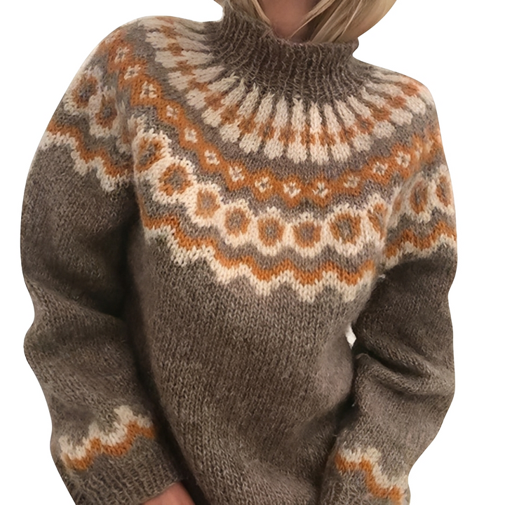 Elegancki ciemnobrązowy sweter z golfem Arllene prezentowany na sylwetce