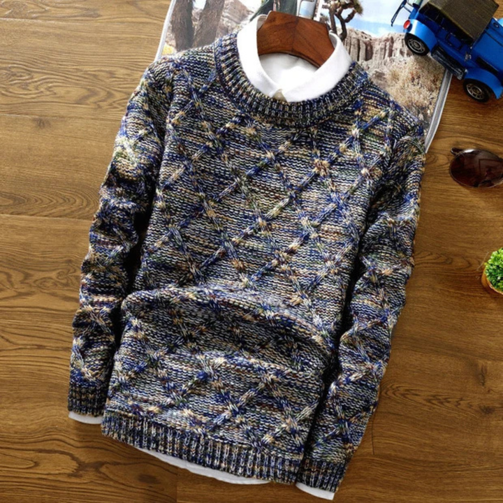 Elegancki męski sweter w odcieniach niebieskiego i szarości prezentowany na stole