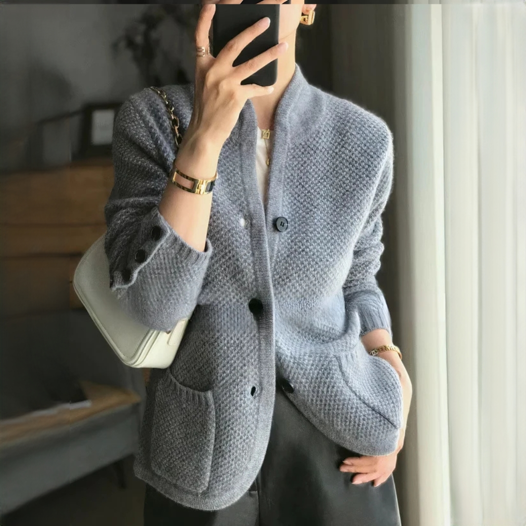 Stylowy szary sweter damski z kieszeniami i ozdobnymi guzikami