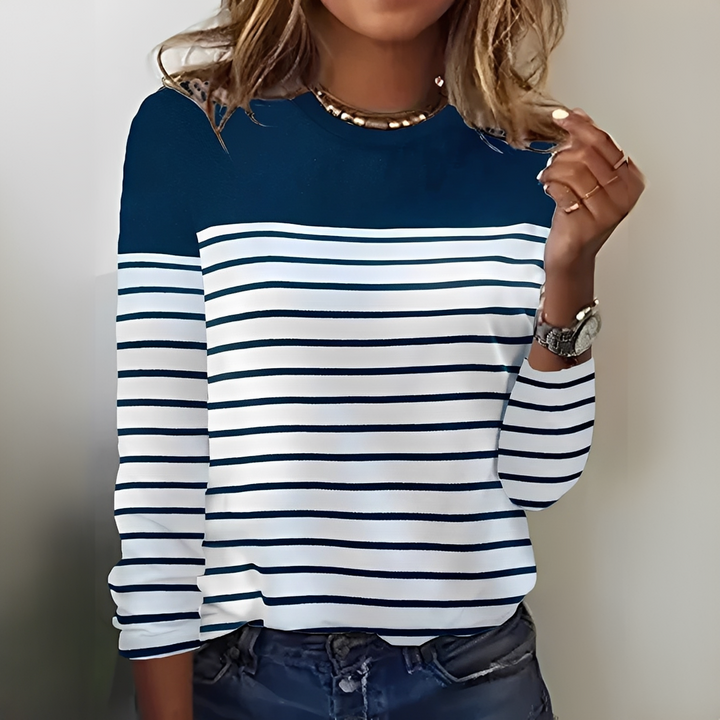 Casualowy sweter damski w paski, zbliżenie na miękki materiał
