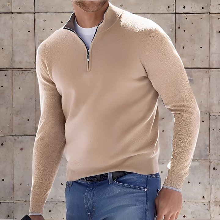 Męski beżowy sweter z suwakiem połączony z jeansami