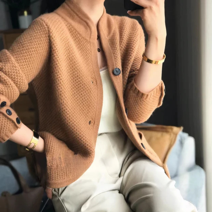 Elegancki sweter damski w odcieniu khaki prezentowany na sylwetce