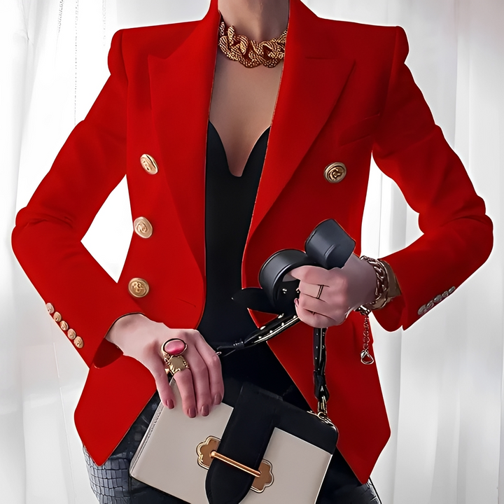 Kobieta w czerwonym eleganckim żakaicie trzymająca torebkę