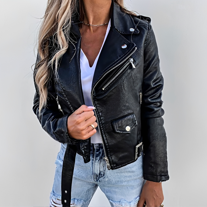 Zbliżenie na detale czarnej damskiej kurtki przejściowej