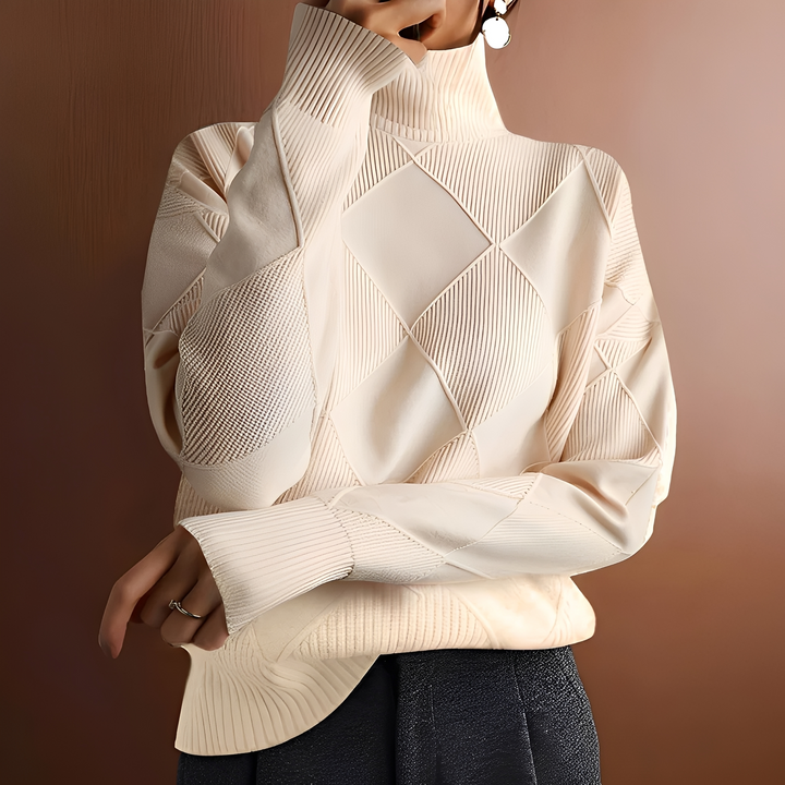 Kobieta prezentująca elegancki beżowy sweter z wysokim golfem i geometrycznym wzorem