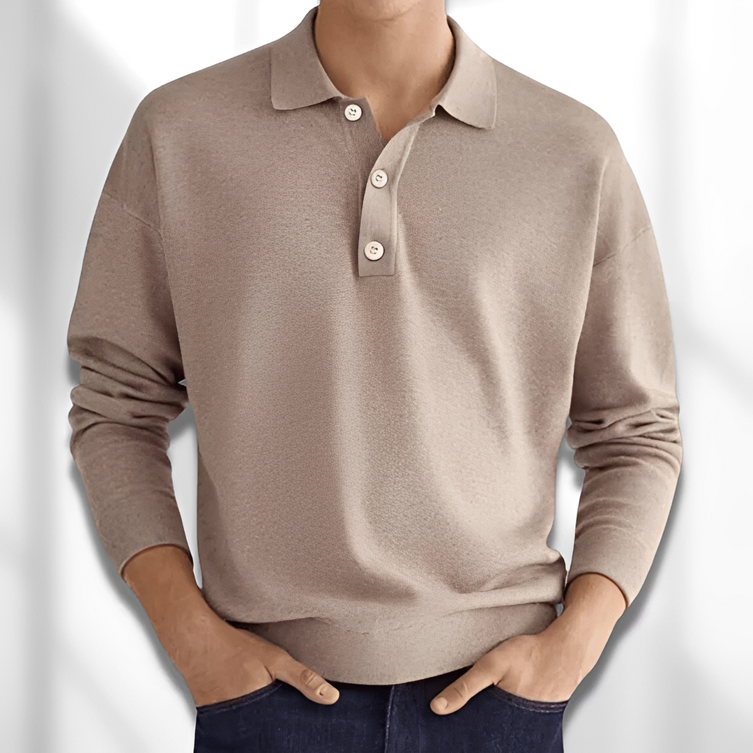 Mężczyzna w khaki koszuli z długim rękawem w stylu casual