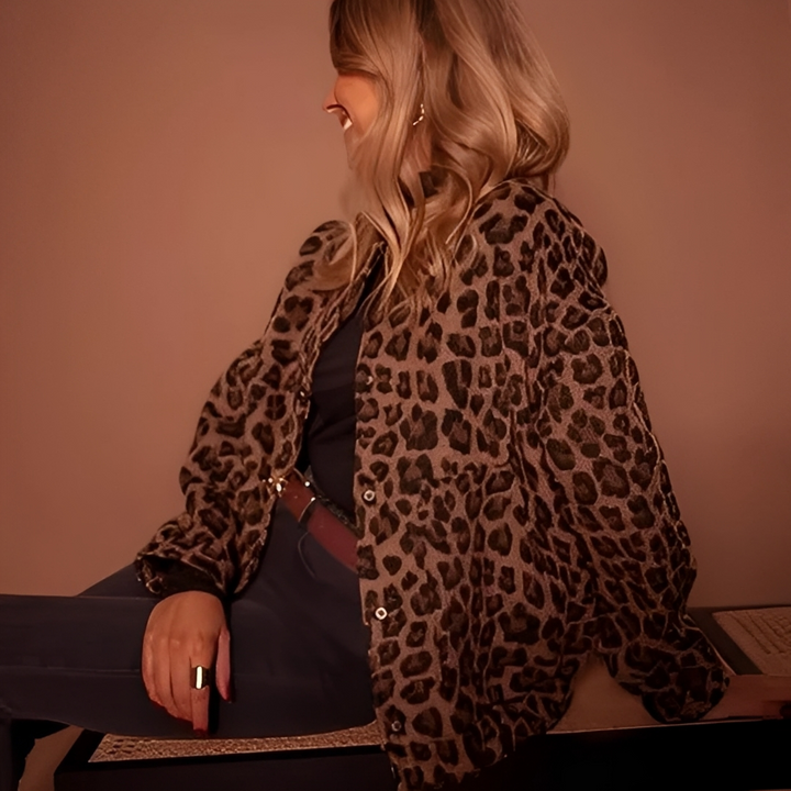 Profil kobiety w stylowej kurtce zimowej