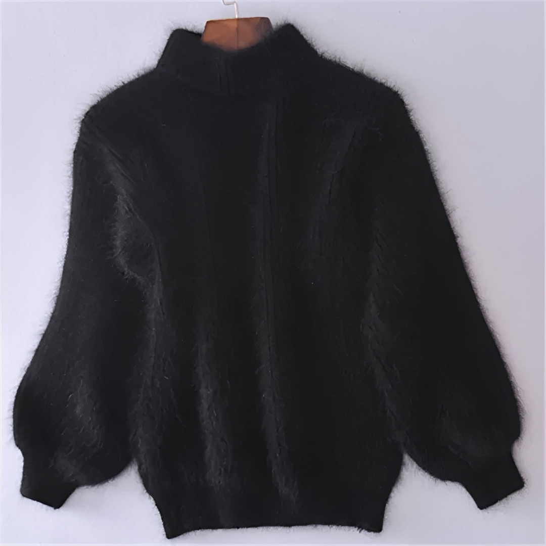 Casualowy sweter damski z golfem prezentowany w całej okazałości