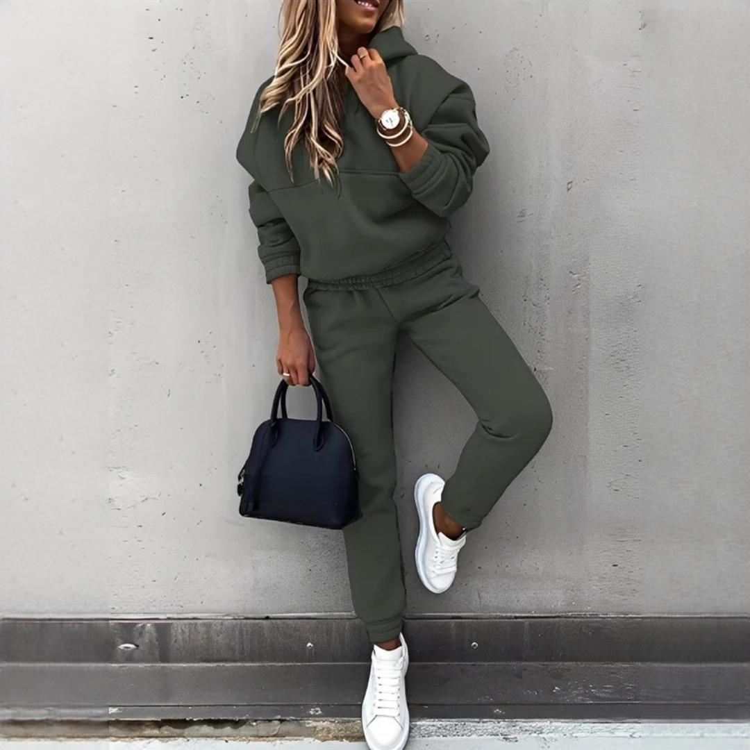 Stylowy zestaw codzienna z kapturem, damski dres prezentowany na sylwetce, modna odzież