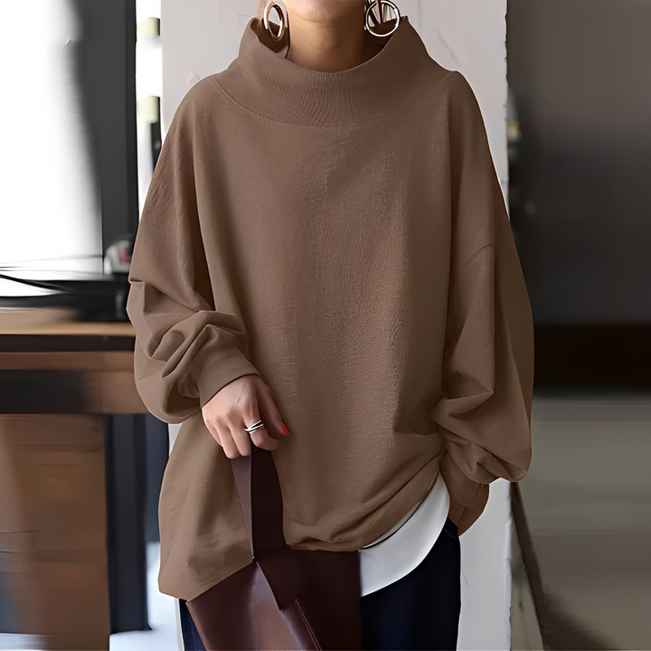 Kobieta prezentująca elegancki damski sweter w kolorze khaki
