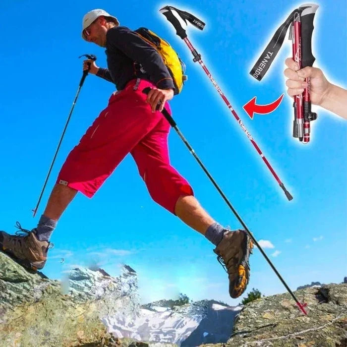 Turysta wędrujący po szlaku górskim z regulowanymi kijami trekkingowymi