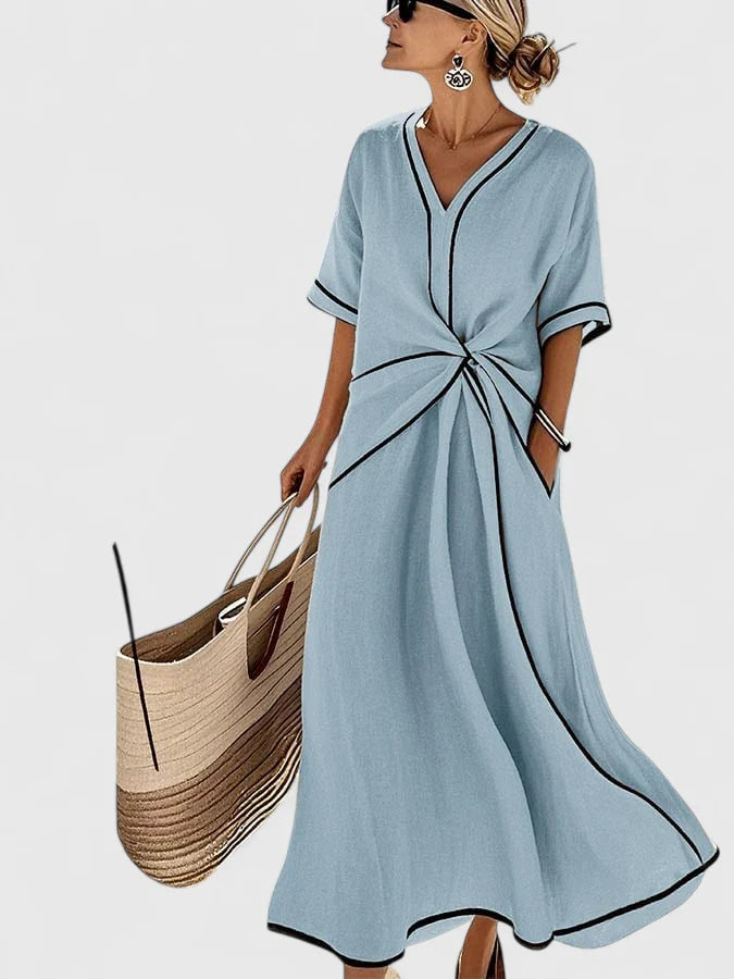 Kobieta w niebieskiej eleganckiej sukience maxi na lato