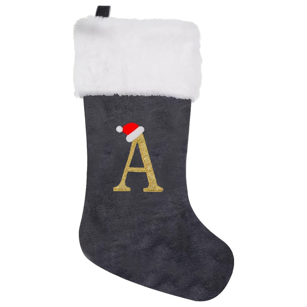 Aksamitna skarpeta świąteczna szara z personalizowanym monogramem, luksusowa dekoracja.