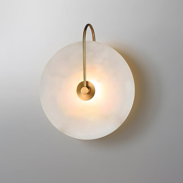 Alabastrowa lampa ścienna LED, emitująca ciepłe światło. Nowoczesne oświetlenie, designerska ozdoba.