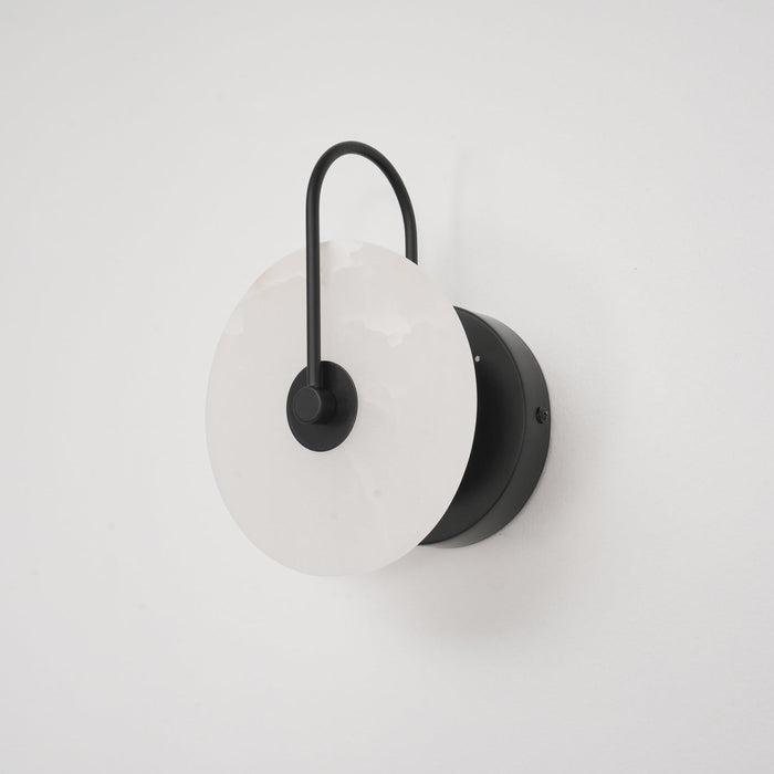 Designerska lampa ścienna LED z alabastru. Minimalistyczny kinkiet, idealny do sypialni, salonu.