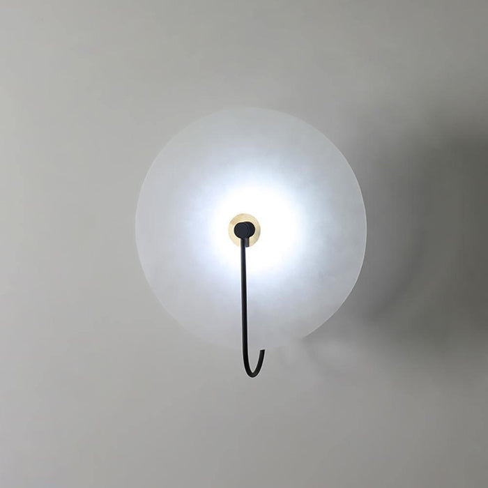 Alabastrowa lampa ścienna LED, stylowa. Kinkiet do salonu, sypialni. Minimalistyczne oświetlenie.