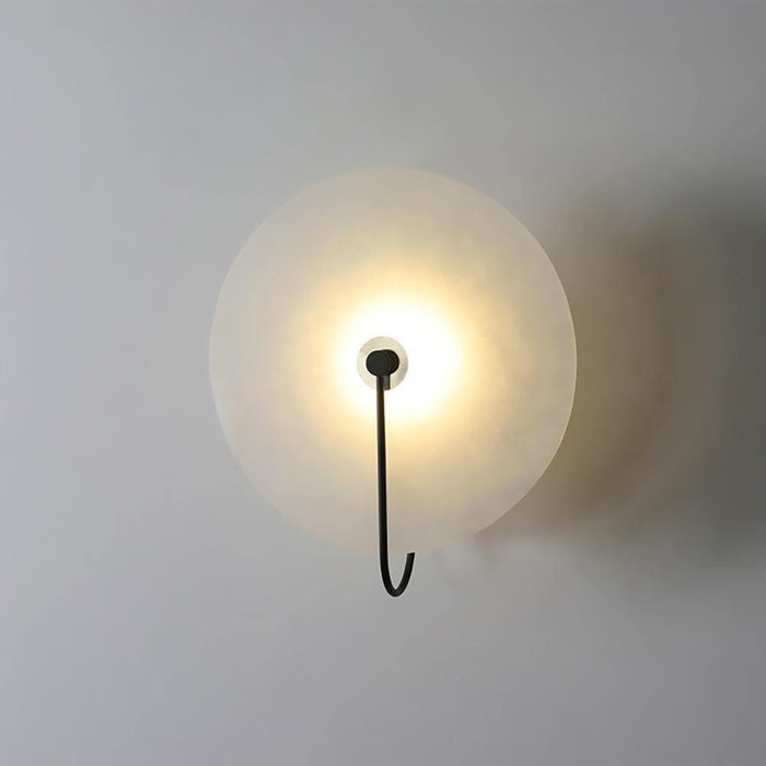 Kinkiet LED z alabastru. Nowoczesna lampa ścienna, designerska dekoracja do domu. Eleganckie światło.