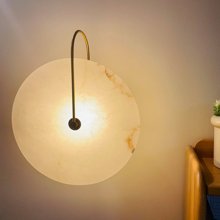 Alabastrowa lampa ścienna LED, biała. Nowoczesne oświetlenie dekoracyjne do salonu i sypialni.