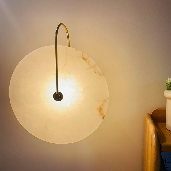Kinkiet LED z alabastru, prostokątny. Elegancka lampa ścienna do nowoczesnych wnętrz.
