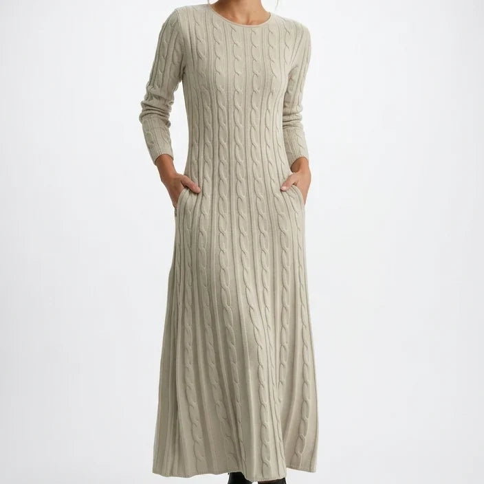 Zbliżenie na przód długiej dzianinowej sukienki z kieszeniami