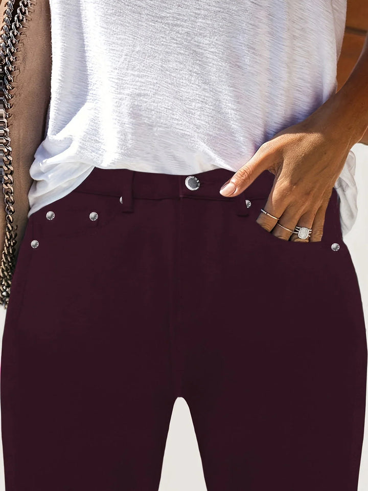 Czarne jeansy damskie skinny w codziennym miejskim wydaniu
